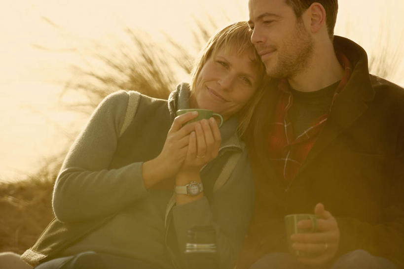 西方人,中年人,两个人,家庭,夫妻,坐,笑,微笑,横图,室外,白天,正面,爱情,草地,沙滩,植物,杯子,纺织品,金属制品,欧洲,欧洲人,握,阴影,服装,朦胧,模糊,装饰,光线,金属,瓷器,毛毯,沙子,毯子,影子,海岸,咖啡杯,陶瓷制品,沙地,浪漫,拿,拿着,注视,休闲装,草,纺织,两个,衣服,绿色,阳光,瓶子,垫子,观察,看,靠,靠着,休闲,温暖,温馨,一家人,休闲服,恩爱,搭,握着,恋人,服饰,观看,华丽,修饰,点缀,和睦,察看,搭着,关注,瓷杯,衬托,美观,雅致,雅观,男人,男性,女人,女性,中年男性,中年女性,白种人,夫妇,情侣,海滩,坐着,半身,彩图,伴侣,融洽