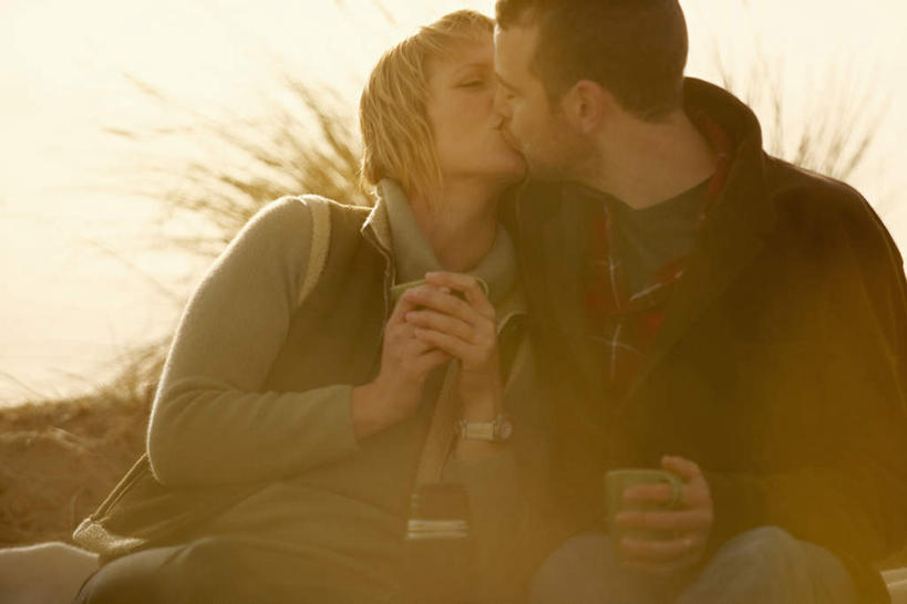 西方人,中年人,两个人,家庭,夫妻,坐,吻,横图,室外,白天,正面,爱情,草地,沙滩,植物,杯子,纺织品,金属制品,欧洲,欧洲人,握,阴影,服装,朦胧,模糊,装饰,光线,金属,瓷器,毛毯,沙子,毯子,影子,海岸,咖啡杯,陶瓷制品,沙地,浪漫,拿,拿着,扭头,注视,休闲装,草,纺织,两个,衣服,绿色,阳光,瓶子,垫子,观察,看,靠,靠着,转头,休闲,温暖,温馨,一家人,休闲服,恩爱,握着,恋人,服饰,观看,华丽,修饰,点缀,和睦,察看,关注,瓷杯,衬托,美观,雅致,雅观,男人,男性,女人,女性,中年男性,中年女性,白种人,夫妇,情侣,海滩,接吻,亲,亲吻,亲嘴,坐着,半身,彩图,伴侣,融洽