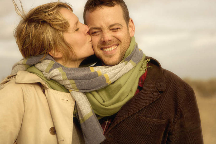 西方人,中年人,脸,头,脸颊,两个人,家庭,夫妻,站,笑,吻,微笑,露齿笑,横图,室外,特写,白天,正面,爱情,海浪,海洋,沙滩,欧洲,欧洲人,阴影,服装,朦胧,模糊,装饰,光线,沙子,影子,海岸,浪花,沙地,浪漫,扭头,注视,休闲装,肩膀,衣服,阳光,海水,围巾,观察,看,站着,转头,休闲,温暖,温馨,一家人,休闲服,恩爱,恋人,服饰,围脖,观看,保暖,华丽,点缀,和睦,察看,御寒,关注,海景,衬托,美观,雅致,雅观,男人,男性,女人,女性,中年男性,中年女性,白种人,头部,脸部,脸蛋,面部,夫妇,情侣,大海,风浪,海,海水的波动,海滩,近岸浪,涌浪,亲,亲吻,站立,半身,彩图,伴侣,融洽