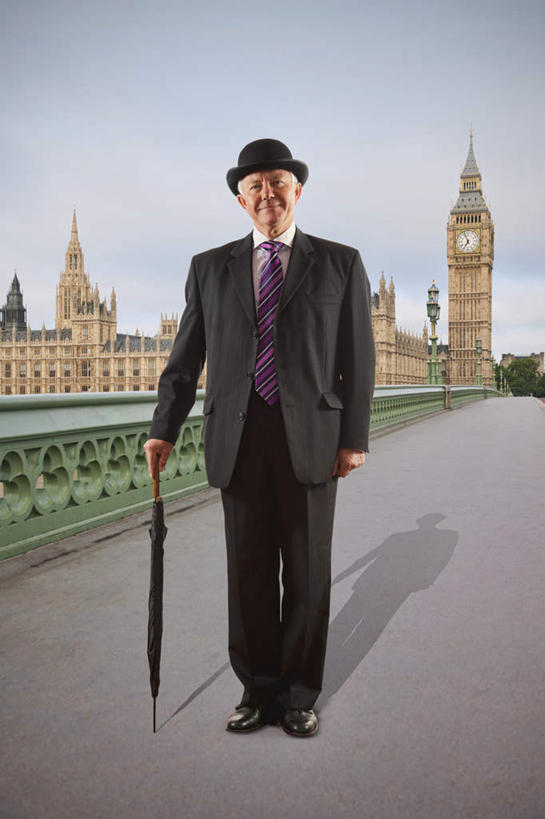 西方人,一个人,商务人士,商务男性,栏杆,站,笑,微笑,露齿笑,竖图,室外,白天,正面,衬衫,道路,路,公路,帽子,英国,欧洲,伦敦,欧洲人,仅一个男性,仅一个人,仅一个中年男性,握,阴影,套装,时间,光线,伞,时钟,影子,雨伞,云,云朵,围栏,钟楼,交通,首都,拿,计时,云彩,拿着,注视,礼帽,阳伞,护栏,大本钟,大笨钟,蓝色,白云,蓝天,天空,阳光,钟表,天,观察,看,站着,表,握着,晴朗,观看,察看,西欧,关注,商务装,大不列颠,工薪阶层,大不列颠及北爱尔兰联合王国,塔钟,大不列颠联合王国,日不落英帝国,雾都,威斯敏斯特宫报时钟,伊丽莎白塔,男人,男性,中年男性,白种人,白领,上班族,钟,晴空,马路,站立,彩图,全身,衬衣