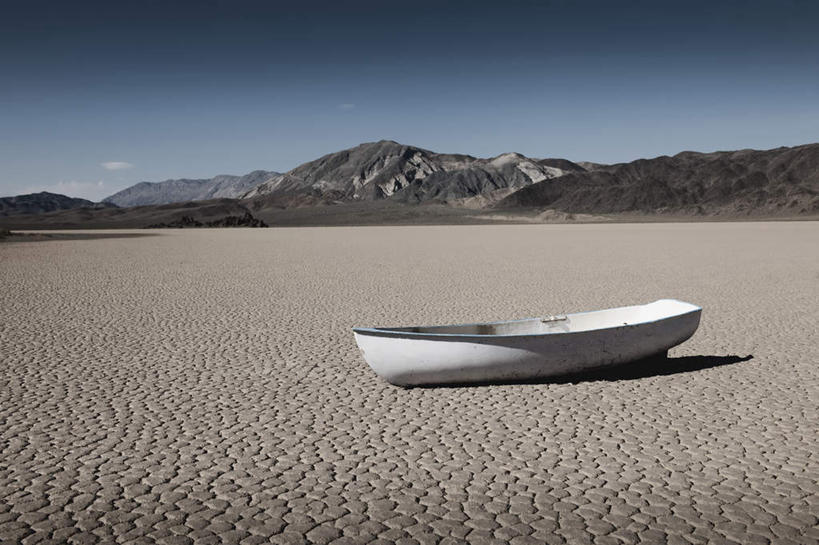 无人,横图,室外,白天,正面,旅游,度假,湖,湖泊,美景,沙漠,山,船,美国,一艘,停靠,阴影,环保,光线,影子,景观,山峰,云,云朵,游艇,山峦,自然灾害,云彩,娱乐,蓝色,白色,白云,蓝天,天空,阳光,自然,交通工具,天,享受,休闲,景色,放松,能源,晴朗,回收,资源,北美,北美洲,干旱,停泊,灾难,自然风光,载具,美洲,利用,低碳,循环,北亚美利加洲,亚美利加洲,持续,劫难,磨难,灾祸,大漠,砂漠,晴空,彩图,灾害