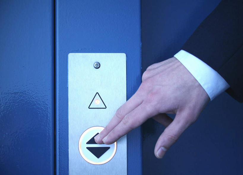 西方人,手,一个人,商务人士,商务男性,站,横图,室内,特写,白天,正面,衬衫,电梯,欧洲,欧洲人,仅一个男性,仅一个人,仅一个中年男性,套装,圆形,银色,运输工具,方向,箭头,按钮,按,站着,手部,升降梯,单手,指向,商务装,工薪阶层,簇,男人,男性,中年男性,白种人,白领,上班族,站立,半身,彩图,衬衣,升降设备