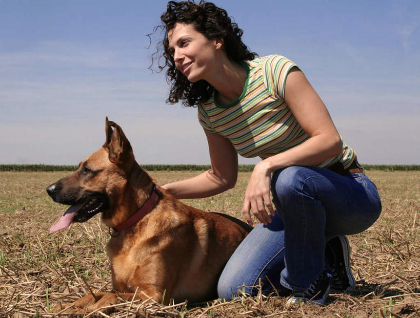 西方人,一个人,蹲,笑,摸,微笑,横图,室外,白天,正面,T恤衫,植物,宠物,狗,欧洲,欧洲人,仅一个年轻女性,仅一个女性,仅一个人,抚摸,阴影,条纹,服装,裤子,枯萎,光线,影子,云,云朵,枯草,T恤,云彩,注视,牛仔裤,休闲装,草,一只,衣服,黄色,蓝色,白云,蓝天,天空,阳光,动物,天,观察,看,休闲,休闲服,可爱,搭,服饰,晴朗,观看,察看,搭着,关注,忠诚,年轻女性,女人,女性,白种人,长发,卷发,晴空,犬,触摸,蹲着,接触,彩图,全身