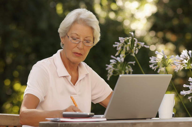 西方人,头发,一个人,坐,打电话,横图,室外,白天,正面,T恤衫,电脑,笔记本电脑,植物,桌面,桌子,电话,手机,欧洲,欧洲人,仅一个女性,仅一个人,握,写字,阴影,服装,朦胧,模糊,光线,网络,木制,笔,材料,档案,文件,眼镜,影子,纸,办公用品,拿,T恤,拿着,注视,休闲装,通讯设备,文具,树,树木,衣服,绿色,白色,阳光,自然,木制品,手稿,学习用品,资料,观察,看,休闲,休闲服,握着,服饰,仅一个老年女性,生长,成长,观看,老花镜,文具用品,证明,察看,无线,书写,关注,文档,通信设备,无线网络,无线上网,便携式电脑,远视眼镜,交流,手提电脑,老年女性,女人,女性,白种人,沟通,通话,坐着,半身,彩图,短发