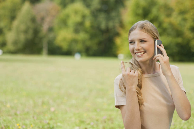 西方人,一个人,坐,笑,打电话,微笑,露齿笑,横图,室外,白天,正面,T恤衫,草地,草坪,植物,电话,手机,欧洲,欧洲人,仅一个年轻女性,仅一个女性,仅一个人,握,阴影,服装,朦胧,模糊,光线,影子,拿,T恤,拿着,注视,休闲装,通讯设备,草,树,树木,衣服,绿色,阳光,自然,观察,看,休闲,休闲服,米色,握着,服饰,生长,成长,观看,察看,关注,交流,年轻女性,女人,女性,白种人,长发,卷发,沟通,通话,坐着,半身,彩图