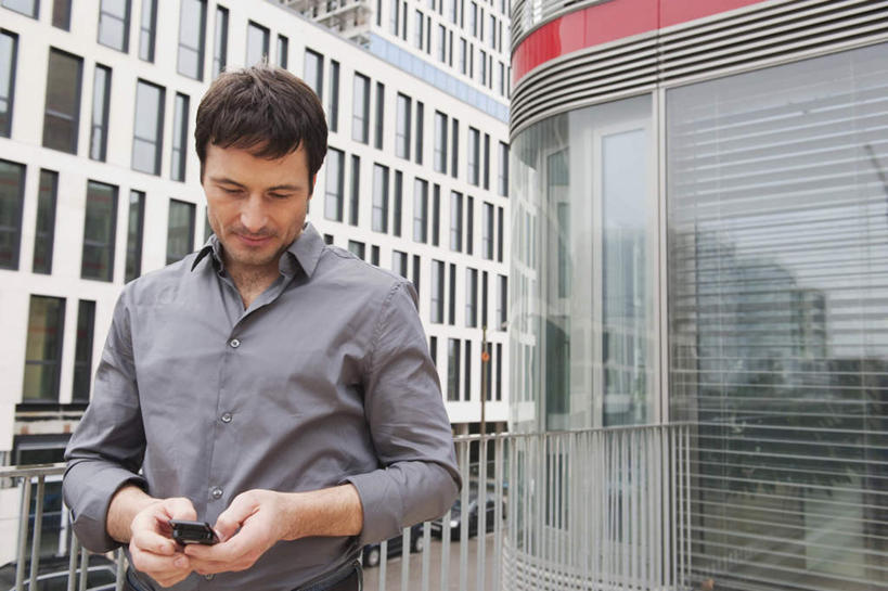 西方人,一个人,商务人士,商务男性,站,打电话,横图,室外,白天,正面,衬衫,窗户,道路,路,公路,电话,手机,欧洲,欧洲人,仅一个男性,仅一个人,仅一个中年男性,握,套装,墙,交通,拿,拿着,注视,通讯设备,玻璃窗,墙壁,墙面,观察,看,站着,握着,观看,察看,关注,商务装,工薪阶层,交流,男人,男性,中年男性,白种人,白领,上班族,马路,沟通,通话,站立,半身,彩图,衬衣