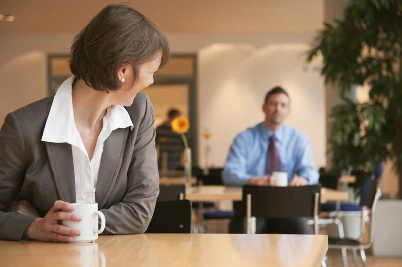 咖啡,西方人,两个人,伙伴,朋友,商务人士,商务男性,商务女性,办公室,坐,笑,微笑,横图,室内,白天,正面,衬衫,友谊,幸福,合作,团队,植物,餐桌,门,桌子,杯子,椅子,欧洲,欧洲人,套装,朦胧,模糊,瓷器,盆栽,墙,咖啡杯,盆景,陶瓷制品,扭头,注视,娱乐,墙壁,墙面,饮料,绿色,自然,门框,观察,看,转头,享受,休闲,温馨,放松,乐趣,战略,生长,成长,餐台,观看,察看,提神,舒适,关注,瓷杯,醒脑,商务装,工薪阶层,联合,合谋,软饮料,茶水间,配合,协作,男人,男性,女人,女性,中年男性,中年女性,白种人,白领,上班族,坐着,半身,彩图,衬衣