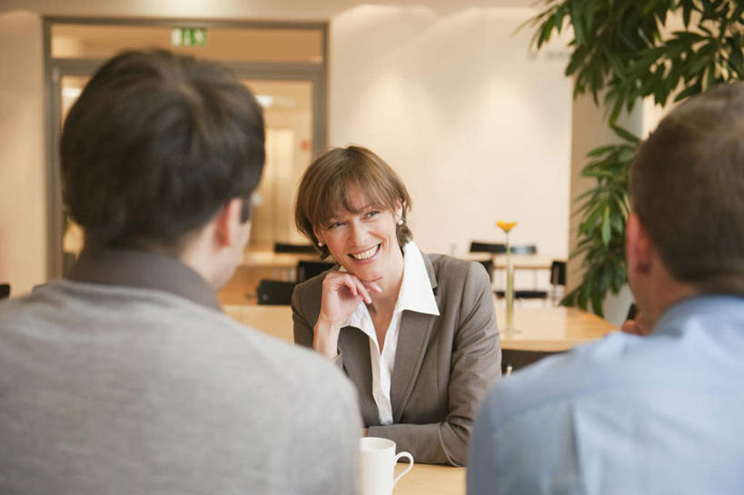 咖啡,西方人,背部,三个人,伙伴,朋友,商务人士,商务男性,商务女性,办公室,坐,笑,微笑,露齿笑,横图,室内,白天,正面,衬衫,友谊,幸福,合作,团队,植物,餐桌,门,桌子,杯子,椅子,欧洲,欧洲人,撑,套装,瓷器,盆栽,墙,咖啡杯,盆景,陶瓷制品,托腮,注视,娱乐,相视,墙壁,墙面,饮料,绿色,自然,门框,观察,看,托,享受,休闲,温馨,面对面,放松,乐趣,战略,生长,成长,餐台,观看,对视,察看,提神,舒适,互视,关注,托下巴,瓷杯,醒脑,相对,商务装,工薪阶层,相看,联合,合谋,软饮料,茶水间,配合,协作,男人,男性,女人,女性,中年男性,中年女性,白种人,白领,上班族,坐着,半身,彩图,衬衣