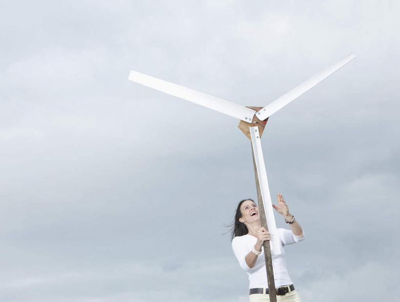 西方人,一个人,站,笑,微笑,横图,室外,白天,仰视,农业,风能,风力发电机,风车,欧洲,欧洲人,仅一个女性,仅一个人,阴影,服装,环保,电力,光线,影子,云,云朵,云彩,注视,休闲装,设备,一个,衣服,蓝色,白色,白云,蓝天,天空,阳光,天,扶,观察,看,站着,仅一个中年女性,休闲,休闲服,发电,机械,工业,服饰,能源,晴朗,单个,观看,资源,察看,扶着,风力机,关注,利用,低碳,风力发电,女人,女性,中年女性,白种人,晴空,站立,半身,彩图,低角度拍摄