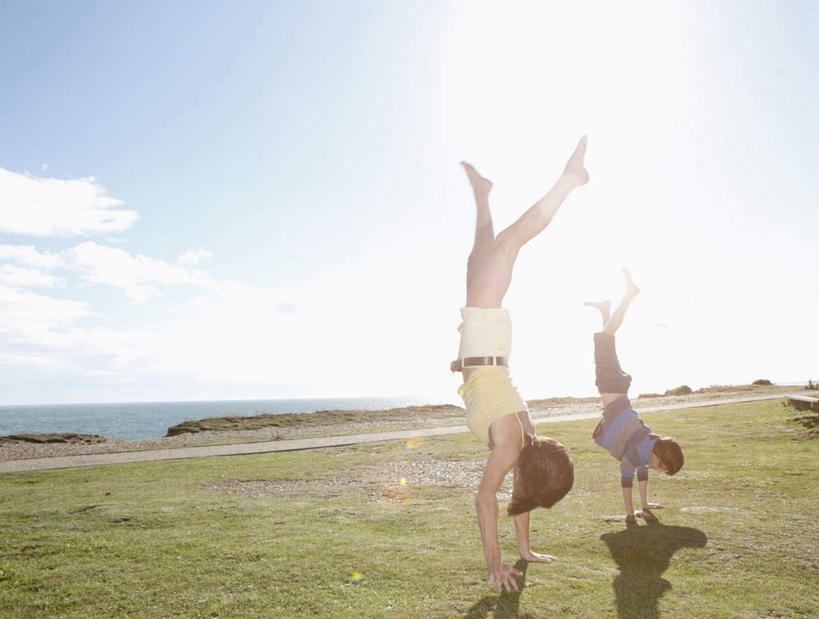 西方人,儿童,中年人,两个人,家庭,母亲,儿子,站,横图,室外,白天,侧面,纯洁,草地,草坪,海浪,海洋,植物,欧洲,欧洲人,倒立,阴影,服装,光线,影子,浪花,云,云朵,云彩,休闲装,光脚,草,小孩,衣服,蓝色,绿色,白云,蓝天,天空,阳光,海水,天,站着,休闲,温暖,温馨,母子,一家人,赤脚,休闲服,可爱,母爱,童年,童趣,服饰,晴朗,张开双腿,和睦,海景,童真,烂漫,无邪,展开双腿,天真,男孩,女人,女性,中年女性,白种人,孩子,大海,风浪,海,海水的波动,近岸浪,涌浪,晴空,站立,彩图,全身,眩光,融洽,男生,伸展双腿