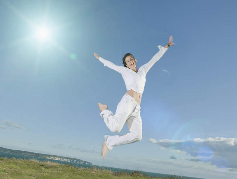 西方人,一个人,跳,伸展双臂,笑,微笑,露齿笑,横图,室外,白天,仰视,草地,草坪,海浪,海洋,植物,欧洲,欧洲人,仅一个女性,仅一个人,阴影,服装,光线,影子,浪花,云,云朵,半空,云彩,注视,休闲装,光脚,草,衣服,蓝色,绿色,白色,白云,蓝天,天空,阳光,海水,天,观察,看,仅一个中年女性,休闲,赤脚,休闲服,服饰,晴朗,观看,察看,关注,海景,女人,女性,中年女性,白种人,大海,风浪,海,海水的波动,近岸浪,涌浪,晴空,敞开双臂,伸开双臂,跳跃,展开双肩,张开手臂,张开双臂,彩图,低角度拍摄,全身