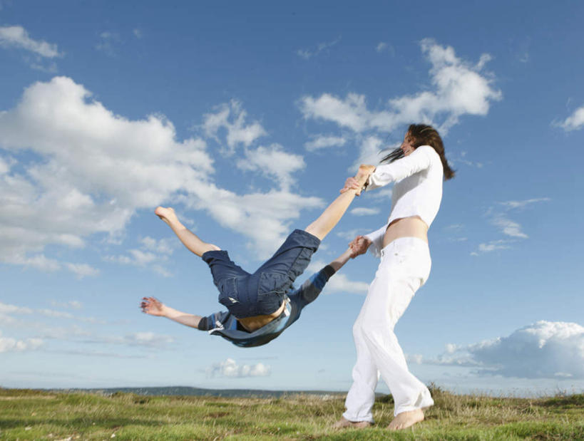 西方人,儿童,中年人,两个人,家庭,母亲,儿子,站,拉,伸展双臂,横图,室外,白天,仰视,纯洁,草地,草坪,植物,欧洲,欧洲人,阴影,服装,光线,影子,云,云朵,半空,云彩,休闲装,旋转,光脚,草,小孩,衣服,蓝色,绿色,白云,蓝天,天空,阳光,天,站着,休闲,温暖,温馨,母子,一家人,赤脚,休闲服,可爱,母爱,童年,童趣,服饰,晴朗,张开双腿,和睦,童真,烂漫,无邪,展开双腿,天真,男孩,女人,女性,中年女性,白种人,孩子,晴空,敞开双臂,伸开双臂,展开双肩,站立,张开手臂,张开双臂,彩图,低角度拍摄,全身,眩光,融洽,男生,伸展双腿