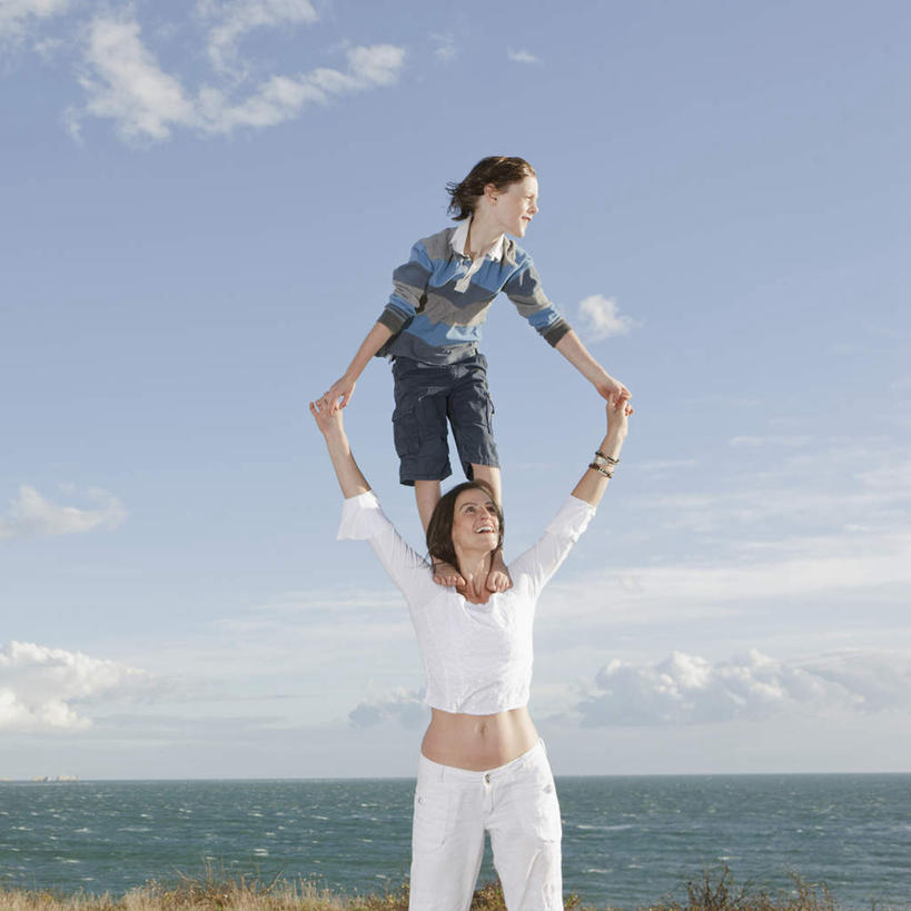 西方人,儿童,中年人,两个人,家庭,母亲,儿子,站,举,笑,微笑,方图,室外,白天,正面,纯洁,草地,草坪,海浪,海洋,植物,欧洲,欧洲人,阴影,服装,光线,影子,浪花,云,云朵,云彩,注视,休闲装,踩,草,小孩,骑,衣服,蓝色,绿色,白云,蓝天,天空,阳光,海水,天,踩着,观察,看,扛,托,站着,休闲,温暖,温馨,母子,一家人,休闲服,可爱,母爱,童年,童趣,服饰,晴朗,观看,和睦,察看,关注,海景,童真,烂漫,无邪,扛在肩上,骑在肩上,天真,男孩,女人,女性,中年女性,白种人,孩子,大海,风浪,海,海水的波动,近岸浪,涌浪,晴空,举起,举手,举着,向上举,向上伸,向上托,站立,半身,彩图,眩光,融洽,男生