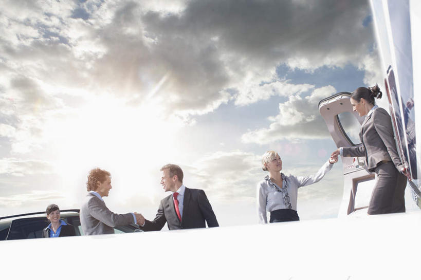 西方人,伙伴,朋友,商务人士,商务男性,商务女性,机场,站,握手,笑,说,微笑,露齿笑,横图,室外,白天,仰视,衬衫,讨论,友谊,合作,团队,飞机,飞机场,欧洲,欧洲人,五个人,阴影,套装,光线,影子,云,云朵,交通,许多人,云彩,注视,航空,蓝色,白云,蓝天,天空,阳光,交通工具,天,观察,看,站着,一群人,战略,运输,晴朗,观看,察看,客机,关注,载具,商务装,工薪阶层,联合,合谋,交流,配合,协作,男人,男性,年轻男性,年轻女性,女人,女性,白种人,白领,上班族,航空站,空港,晴空,搀手,沟通,讲话,交谈,拉手,商讨,手搀手,手拉手,手牵手,手握手,说话,谈话,站立,半身,彩图,低角度拍摄,眩光,衬衣