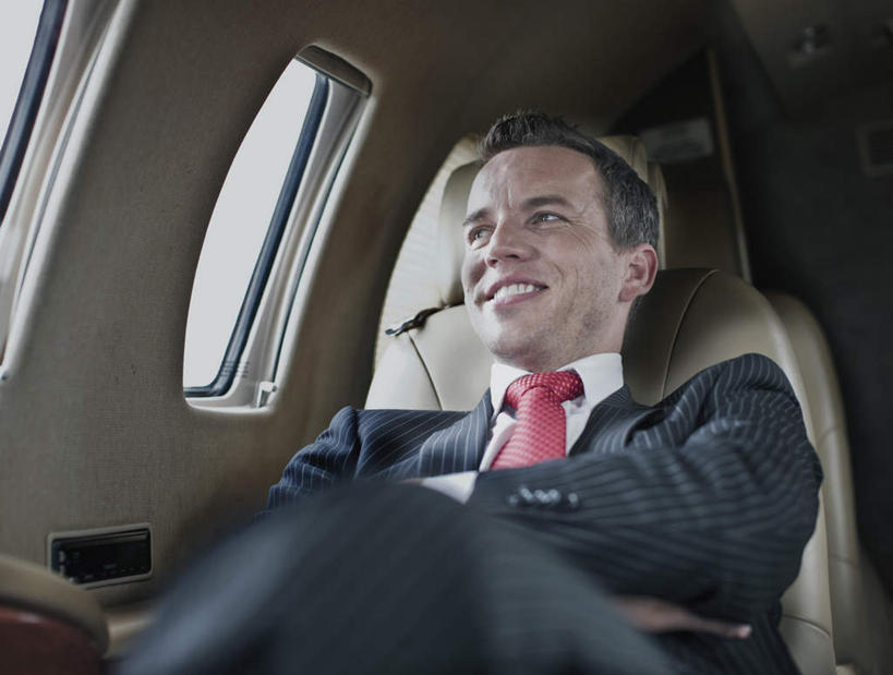 西方人,一个人,商务人士,商务男性,坐,躺,笑,双手交叉,微笑,露齿笑,横图,室内,白天,正面,衬衫,窗户,天花板,飞机,椅子,欧洲,欧洲人,仅一个男性,仅一个人,仅一个中年男性,套装,领带,交通,注视,航空,座椅,玻璃窗,座位,红色,交通工具,观察,看,靠,靠着,运输,观看,察看,双手抱胸,客机,象征,庄重,关注,载具,商务装,身份,工薪阶层,正式,地位,卧着,男人,男性,中年男性,白种人,白领,上班族,躺着,卧,坐着,半身,彩图,衬衣