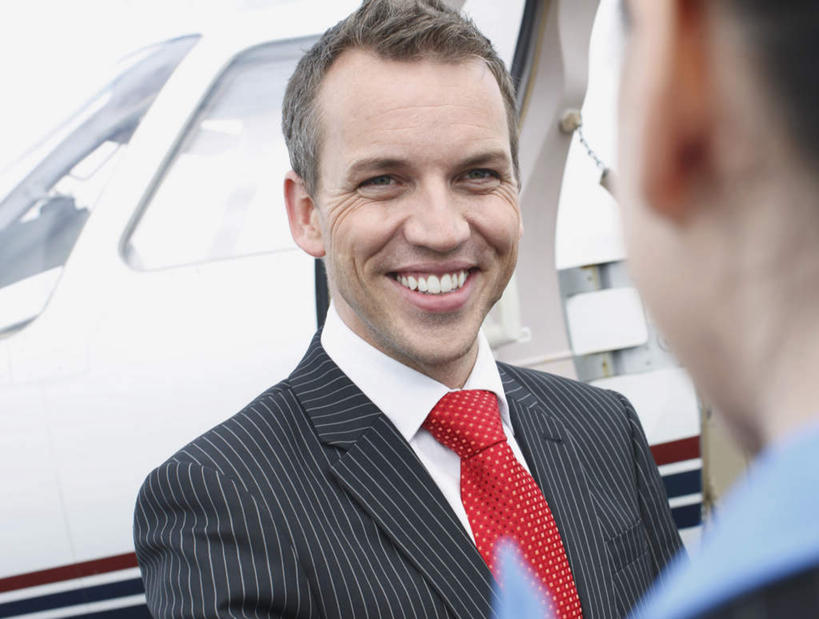 西方人,背部,两个人,商务人士,商务男性,商务女性,机场,站,笑,微笑,露齿笑,横图,室外,白天,正面,衬衫,飞机,飞机场,欧洲,欧洲人,套装,朦胧,模糊,领带,交通,注视,航空,相视,红色,停机坪,交通工具,观察,看,站着,面对面,运输,观看,对视,察看,客机,互视,象征,庄重,关注,载具,相对,商务装,身份,工薪阶层,相看,正式,地位,男人,男性,年轻女性,女人,女性,中年男性,白种人,白领,上班族,航空站,空港,站立,半身,彩图,衬衣