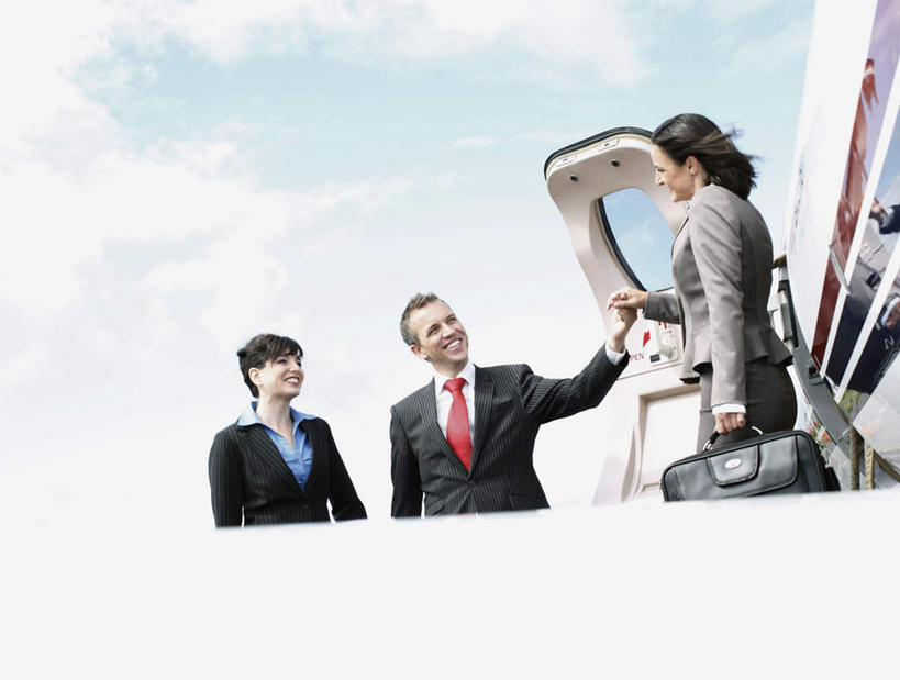 西方人,三个人,伙伴,朋友,商务人士,商务男性,商务女性,机场,站,握手,笑,微笑,露齿笑,横图,室外,白天,仰视,衬衫,友谊,合作,团队,飞机,飞机场,欧洲,欧洲人,阴影,套装,光线,包,公文包,影子,云,云朵,领带,交通,云彩,注视,航空,蓝色,白云,蓝天,天空,阳光,停机坪,交通工具,天,观察,看,站着,战略,运输,晴朗,公事包,观看,察看,客机,象征,庄重,关注,载具,商务装,身份,工薪阶层,联合,合谋,正式,地位,配合,协作,男人,男性,年轻女性,女人,女性,中年男性,中年女性,白种人,白领,上班族,航空站,空港,晴空,搀手,拉手,手搀手,手拉手,手牵手,手握手,站立,半身,彩图,低角度拍摄,衬衣