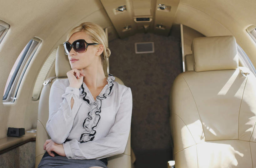 西方人,一个人,商务人士,商务女性,坐,横图,室内,白天,正面,衬衫,窗户,飞机,欧洲,欧洲人,仅一个年轻女性,仅一个女性,仅一个人,撑,套装,墨镜,眼镜,交通,托腮,注视,航空,座椅,玻璃窗,座位,太阳镜,太阳眼镜,交通工具,观察,看,托,金色,遮阳镜,运输,观看,盘发,察看,客机,关注,托下巴,载具,商务装,工薪阶层,年轻女性,女人,女性,白种人,白领,上班族,坐着,半身,彩图,衬衣