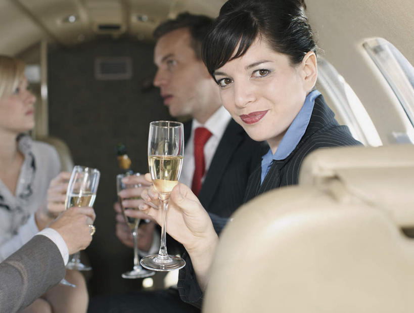 葡萄酒,西方人,四个人,伙伴,朋友,商务人士,商务男性,商务女性,坐,笑,微笑,露齿笑,横图,室内,白天,侧面,衬衫,奢侈,快乐,友谊,合作,团队,窗户,飞机,杯子,椅子,欧洲,欧洲人,握,套装,庆祝,高脚杯,交通,浪漫,二郎腿,拿,拿着,注视,航空,座椅,座位,玻璃制品,酒,饮料,酒杯,交通工具,香槟,干杯,观察,看,碰杯,机舱,交际,友好,诱惑,战略,握着,运输,观看,庆贺,察看,客机,关注,载具,礼仪,商务装,敬酒,工薪阶层,香槟杯,劝酒,联合,合谋,气泡酒,起泡酒,汽酒,配合,协作,男人,男性,年轻女性,女人,女性,中年男性,白种人,白领,上班族,玻璃杯,坐着,半身,彩图,衬衣,高兴,欢笑