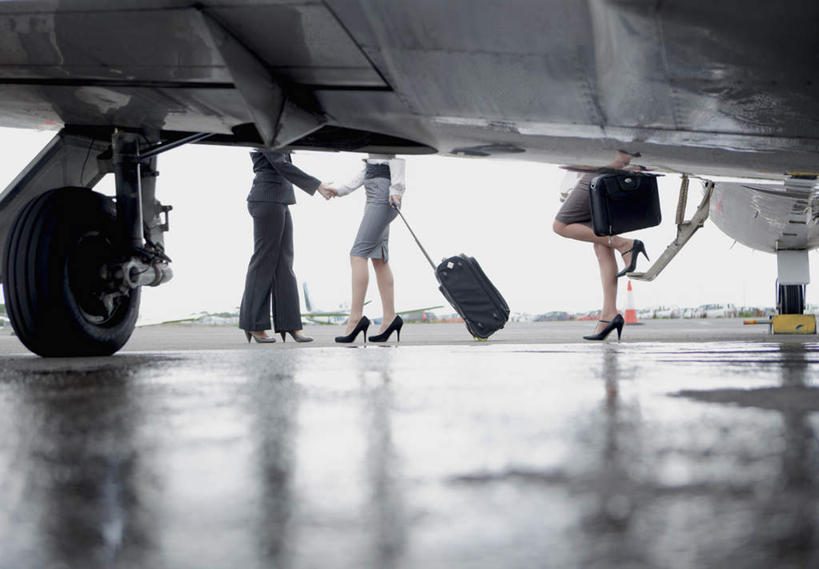 西方人,三个人,伙伴,朋友,商务人士,商务女性,机场,站,拉,握手,横图,室外,白天,侧面,友谊,合作,团队,飞机,飞机场,欧洲,欧洲人,握,阴影,套装,光线,包,公文包,拉杆箱,旅行箱,轮子,影子,云,云朵,地面,交通,拿,云彩,拎,拿着,航空,相视,蓝色,白云,蓝天,天空,阳光,行李箱,箱子,停机坪,交通工具,天,站着,面对面,战略,握着,运输,晴朗,公事包,对视,出差,客机,互视,载具,相对,商务装,工薪阶层,相看,联合,合谋,配合,协作,年轻女性,女人,女性,中年女性,白种人,白领,上班族,航空站,空港,晴空,搀手,拉手,手搀手,手拉手,手牵手,手握手,站立,半身,彩图,旅行,拎着