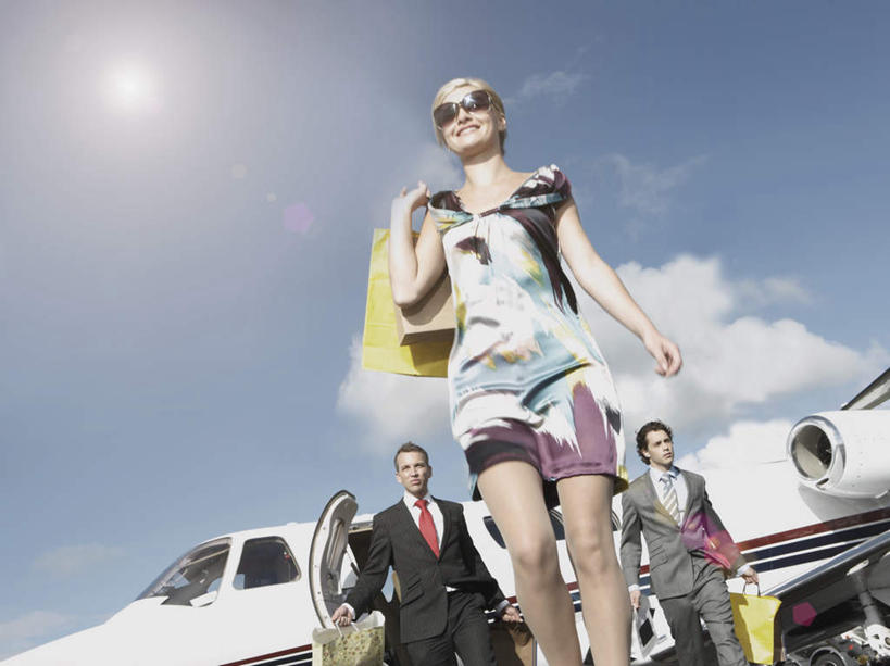 西方人,伙伴,朋友,商务人士,商务男性,机场,走,笑,微笑,横图,室外,白天,仰视,衬衫,裙子,购物,友谊,合作,团队,消费,飞机,飞机场,袋子,欧洲,欧洲人,五个人,握,阴影,花纹,连衣裙,套装,光线,包装袋,墨镜,手提袋,图案,眼镜,影子,云,云朵,购物袋,交通,许多人,拿,云彩,拿着,注视,航空,蓝色,白云,蓝天,天空,阳光,太阳镜,太阳眼镜,停机坪,交通工具,天,观察,看,一群人,遮阳镜,战略,握着,金融,运输,晴朗,观看,察看,客机,购买,关注,载具,商务装,贸易,工薪阶层,联合,合谋,配合,协作,男人,男性,年轻男性,年轻女性,女人,女性,中年男性,中年女性,白种人,白领,上班族,航空站,空港,晴空,步行,散步,走路,半身,彩图,低角度拍摄,眩光,衬衣