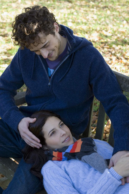 西方人,两个人,家庭,夫妻,坐,躺,抱,笑,微笑,竖图,俯视,室外,白天,爱情,草地,草坪,植物,椅子,欧洲,欧洲人,阴影,服装,装饰,光线,影子,木椅,浪漫,注视,休闲装,草,衣服,绿色,阳光,围巾,观察,看,休闲,温暖,温馨,一家人,休闲服,恩爱,恋人,服饰,围脖,抱着,观看,保暖,华丽,点缀,和睦,察看,搂着,御寒,关注,衬托,美观,雅致,雅观,卧着,男人,男性,年轻男性,年轻女性,女人,女性,白种人,年轻人,夫妇,情侣,搂,躺着,卧,坐着,半身,彩图,高角度拍摄,伴侣,融洽