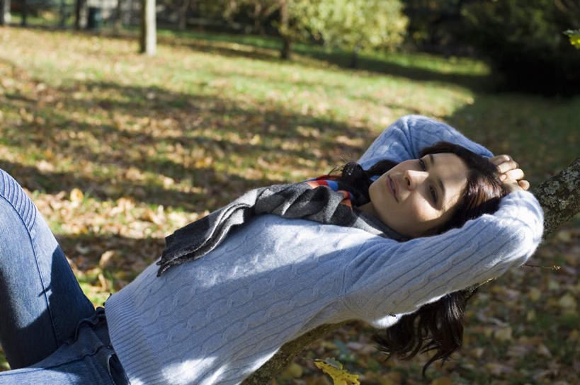 西方人,一个人,站,横图,俯视,室外,白天,草地,草坪,植物,椅子,欧洲,欧洲人,仅一个年轻女性,仅一个女性,仅一个人,阴影,服装,光线,影子,木椅,抬腿,注视,休闲装,草,树,树木,衣服,绿色,灰色,阳光,自然,观察,看,站着,休闲,休闲服,服饰,生长,成长,观看,察看,双手抱头,关注,年轻女性,女人,女性,白种人,站立,半身,彩图,高角度拍摄