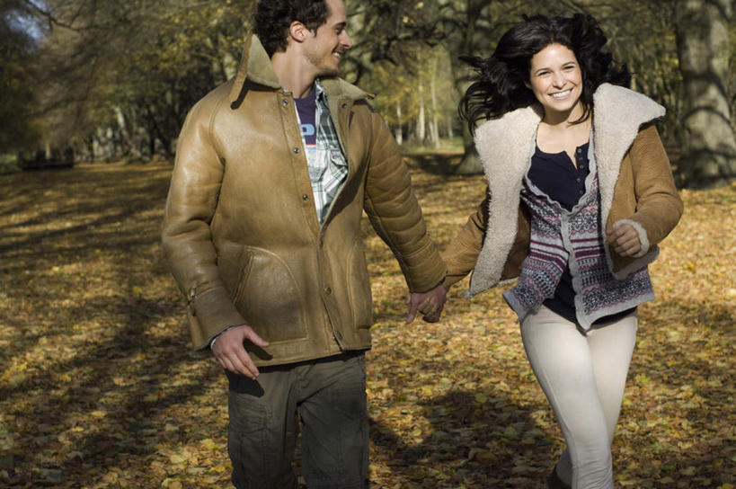 西方人,两个人,家庭,夫妻,握手,笑,微笑,露齿笑,横图,室外,白天,正面,爱情,树林,植物,欧洲,欧洲人,奔驰,阴影,服装,枯萎,装饰,光线,影子,枯草,浪漫,注视,草,树,树木,衣服,黄色,绿色,阳光,自然,围巾,奔跑,观察,看,温暖,温馨,一家人,棉衣,恩爱,恋人,服饰,生长,成长,围脖,观看,保暖,华丽,点缀,和睦,察看,御寒,关注,棉袄,衬托,美观,雅致,雅观,棉服,冬装,男人,男性,年轻男性,年轻女性,女人,女性,白种人,年轻人,夫妇,情侣,搀手,拉手,手搀手,手拉手,手牵手,手握手,半身,彩图,袄子,棉被服,伴侣,融洽