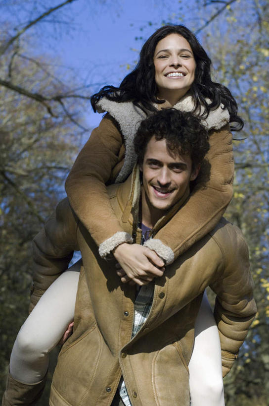 西方人,背,两个人,家庭,夫妻,站,笑,微笑,露齿笑,竖图,室外,白天,仰视,爱情,树林,植物,欧洲,欧洲人,阴影,服装,装饰,光线,影子,浪漫,注视,树,树木,衣服,蓝色,绿色,蓝天,天空,阳光,自然,围巾,天,背着,观察,看,站着,温暖,温馨,一家人,棉衣,恩爱,恋人,服饰,生长,晴朗,成长,围脖,观看,保暖,华丽,点缀,和睦,察看,御寒,关注,棉袄,万里无云,衬托,美观,雅致,雅观,背负,棉服,冬装,男人,男性,年轻男性,年轻女性,女人,女性,白种人,年轻人,夫妇,情侣,晴空,晴空万里,站立,半身,彩图,低角度拍摄,袄子,棉被服,伴侣,融洽