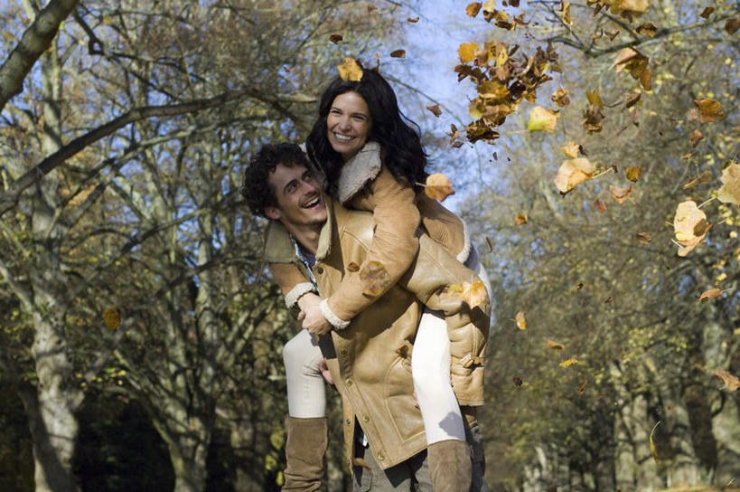 西方人,背,两个人,家庭,夫妻,站,笑,微笑,露齿笑,横图,室外,白天,仰视,爱情,树林,植物,欧洲,欧洲人,阴影,服装,装饰,光线,影子,浪漫,注视,树,树木,衣服,绿色,阳光,自然,围巾,背着,观察,看,站着,温暖,温馨,一家人,棉衣,恩爱,恋人,服饰,生长,成长,围脖,观看,保暖,华丽,点缀,和睦,察看,御寒,关注,棉袄,衬托,美观,雅致,雅观,背负,棉服,冬装,男人,男性,年轻男性,年轻女性,女人,女性,白种人,年轻人,夫妇,情侣,站立,半身,彩图,低角度拍摄,袄子,棉被服,伴侣,融洽