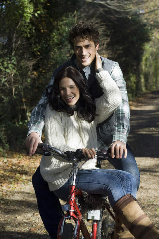 西方人,两个人,家庭,夫妻,坐,抱,笑,摸,微笑,露齿笑,竖图,室外,白天,正面,爱情,树林,植物,自行车,欧洲,欧洲人,抚摸,握,阴影,服装,装饰,光线,影子,浪漫,注视,车,脚踏车,树,树木,衣服,绿色,阳光,自然,围巾,交通工具,观察,看,骑车,温暖,温馨,一家人,棉衣,恩爱,握着,恋人,服饰,生长,成长,围脖,抱着,观看,保暖,华丽,点缀,和睦,察看,搂着,御寒,关注,载具,棉袄,衬托,美观,雅致,雅观,棉服,冬装,男人,男性,年轻男性,年轻女性,女人,女性,白种人,年轻人,夫妇,情侣,触摸,接触,搂,坐着,半身,彩图,袄子,棉被服,伴侣,融洽