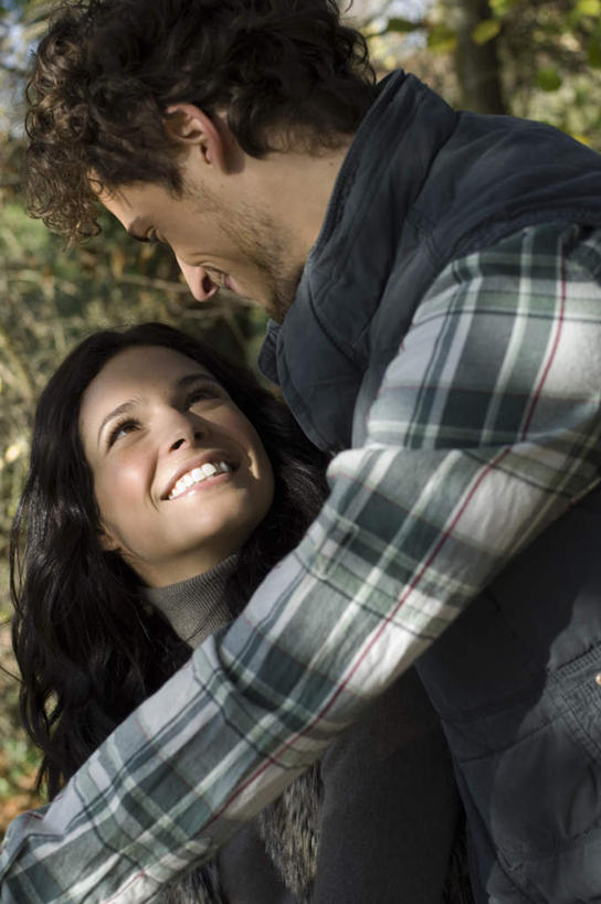 西方人,两个人,家庭,夫妻,坐,抱,笑,微笑,露齿笑,竖图,室外,白天,侧面,爱情,树林,植物,欧洲,欧洲人,阴影,服装,装饰,光线,影子,浪漫,注视,树,树木,衣服,绿色,阳光,自然,围巾,观察,看,温暖,温馨,一家人,棉衣,恩爱,恋人,服饰,生长,成长,围脖,抱着,观看,保暖,华丽,点缀,和睦,察看,搂着,御寒,关注,棉袄,衬托,美观,雅致,雅观,棉服,冬装,男人,男性,年轻男性,年轻女性,女人,女性,白种人,年轻人,夫妇,情侣,搂,搂抱,坐着,半身,彩图,袄子,棉被服,伴侣,融洽