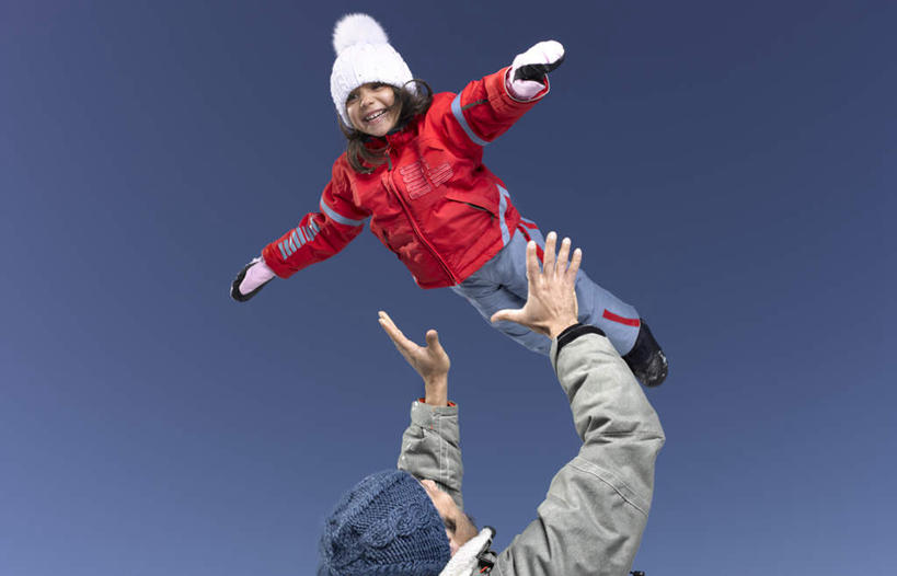 西方人,儿童,中年人,两个人,家庭,父亲,女儿,站,投,举,伸展双臂,笑,微笑,露齿笑,横图,室外,白天,仰视,纯洁,帽子,欧洲,欧洲人,阴影,服装,光线,影子,注视,小孩,衣服,红色,蓝色,蓝天,天空,阳光,手套,天,观察,看,托,站着,温暖,温馨,父女,一家人,棉衣,父爱,可爱,童年,童趣,服饰,晴朗,观看,保暖,接,和睦,察看,御寒,关注,童真,烂漫,无邪,棉袄,万里无云,棉帽,棉服,冬装,天真,男人,男性,女孩,中年男性,白种人,孩子,晴空,晴空万里,敞开双臂,举起,举手,举着,抛,扔,伸开双臂,向上举,向上伸,向上托,展开双肩,站立,张开手臂,张开双臂,掷,半身,彩图,低角度拍摄,袄子,棉被服,融洽,女生