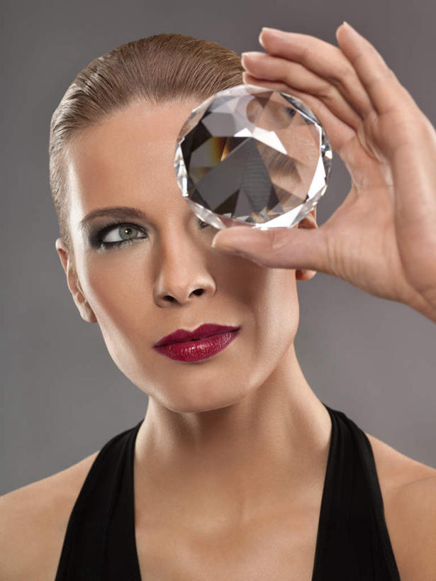 西方人,脸,头,脸颊,手,一个人,站,竖图,室内,特写,白天,正面,化妆,美容,欧洲,欧洲人,仅一个年轻女性,仅一个女性,仅一个人,护肤,握,灰色背景,服装,透明,背心,水晶,拿,拿着,注视,肩膀,一个,衣服,黑色,彩妆,观察,看,站着,保养,享受,休闲,球体,手部,水晶球,放松,握着,保健,摄影,服饰,影棚,单个,观看,单手,盘发,察看,透视,衣着,穿着,关注,养颜,衣饰,年轻女性,女人,女性,白种人,头部,脸部,脸蛋,面部,站立,半身,彩图,影棚拍摄,拍摄