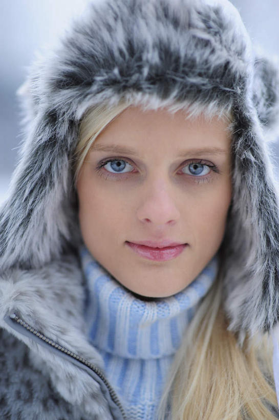 西方人,脸,头,脸颊,头发,一个人,站,笑,微笑,竖图,室外,特写,白天,正面,毛衣,雪,大雪,帽子,欧洲,欧洲人,仅一个年轻女性,仅一个女性,仅一个人,服装,积雪,雪景,冬季,冬天,注视,衣服,观察,看,站着,温暖,金色,棉衣,寒冷,服饰,观看,保暖,察看,御寒,关注,线衫,棉袄,棉帽,严寒,棉服,冬装,年轻女性,女人,女性,白种人,头部,脸部,脸蛋,面部,站立,半身,彩图,绒衣,套衫,套头毛衣,线衣,袄子,棉被服