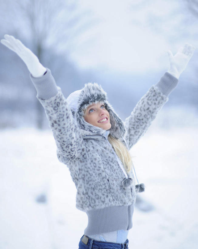 西方人,头发,一个人,站,伸展双臂,笑,微笑,露齿笑,竖图,室外,白天,正面,雪,植物,大雪,帽子,欧洲,欧洲人,仅一个年轻女性,仅一个女性,仅一个人,服装,朦胧,模糊,积雪,雪景,冬季,冬天,注视,树,树木,衣服,绿色,自然,手套,看,站着,温暖,金色,棉衣,寒冷,服饰,生长,成长,保暖,御寒,关注,棉袄,棉帽,严寒,棉服,冬装,年轻女性,女人,女性,白种人,敞开双臂,伸开双臂,抬头,仰头,展开双肩,站立,张开手臂,张开双臂,半身,彩图,袄子,棉被服