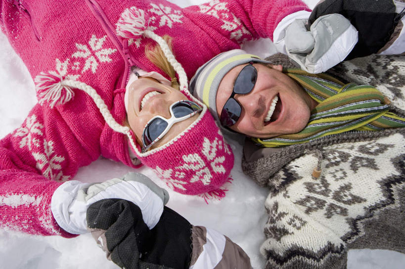 西方人,中年人,两个人,家庭,夫妻,躺,握手,笑,微笑,露齿笑,横图,俯视,室外,白天,爱情,安全,雪,大雪,帽子,欧洲,欧洲人,服装,装饰,眼镜,积雪,雪景,冬季,冬天,防护,浪漫,注视,衣服,手套,围巾,观察,看,温暖,温馨,一家人,恩爱,寒冷,恋人,服饰,围脖,观看,保暖,护目镜,保护,华丽,点缀,和睦,察看,御寒,关注,滑雪镜,保险,滑雪服,保全,周全,安稳,安定,衬托,美观,雅致,雅观,棉帽,严寒,安全防护眼镜,竞技服,旅游服,卧着,冬装,平安,男人,男性,女人,女性,中年男性,中年女性,白种人,夫妇,情侣,搀手,拉手,手搀手,手拉手,手牵手,手握手,躺着,卧,半身,彩图,高角度拍摄,雪镜,伴侣,融洽,防护眼镜