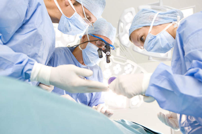 西方人,三个人,伙伴,朋友,医生,病人,医院,站,躺,横图,室内,白天,仰视,工作服,制服,友谊,合作,团队,仪器,照明,欧洲,欧洲人,握,检查,朦胧,模糊,工作,反射,分离,分析,科学,放大镜,灯光,过滤,拿,分开,拿着,注视,灯,蓝色,口罩,手套,灯具,观察,看,站着,医护人员,医疗人员,隔断,橡胶,清晰,探索,战略,握着,遮掩,放大,观看,隔离,仔细,照亮,透镜,察看,手术,卫生,手术室,掩盖,凸透镜,遮挡,聚焦,照明设备,关注,净化,病患,间隔,橡胶手套,预防,橡胶制品,遮盖,无影灯,防尘,医疗机构,SL手术放大镜,医用手套,光学,清楚,联合,合谋,掩饰,断绝,隔开,屏蔽,屏绝,远离,中断,阻遏,阻隔,工作制服,手术放大镜,卧着,配合,协作,男人,男性,女人,女性,中年男性,中年女性,白种人,大夫,患者,就医者,躺着,卧,站立,半身,彩图,低角度拍摄,工作套服,病院,诊所