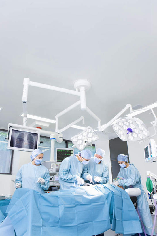 西方人,伙伴,朋友,医生,病人,医院,站,躺,竖图,室内,白天,仰视,工作服,制服,友谊,合作,团队,仪器,天花板,照明,欧洲,欧洲人,五个人,检查,工作,反射,分离,分析,科学,放大镜,灯光,许多人,过滤,分开,注视,灯,蓝色,口罩,手套,灯具,观察,看,站着,一群人,医护人员,医疗人员,隔断,橡胶,清晰,探索,战略,遮掩,放大,观看,隔离,仔细,照亮,透镜,察看,手术,卫生,手术室,掩盖,凸透镜,遮挡,聚焦,照明设备,关注,净化,病患,间隔,橡胶手套,预防,橡胶制品,遮盖,无影灯,防尘,医疗机构,SL手术放大镜,医用手套,光学,清楚,联合,合谋,掩饰,断绝,隔开,屏蔽,屏绝,远离,中断,阻遏,阻隔,工作制服,手术放大镜,卧着,配合,协作,男人,男性,年轻女性,女人,女性,中年男性,中年女性,白种人,大夫,患者,就医者,躺着,卧,站立,半身,彩图,低角度拍摄,工作套服,病院,诊所