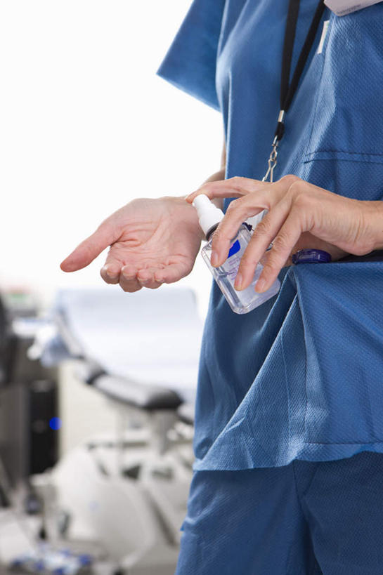 西方人,一个人,医生,护士,医院,站,竖图,室内,白天,正面,工作服,制服,欧洲,欧洲人,仅一个女性,仅一个人,喷,握,拿,拿着,标识,吊牌,蓝色,瓶子,塑料制品,胸牌,站着,仅一个中年女性,医护人员,医疗人员,塑料瓶,握着,洗手液,医疗设备,徽章,白衣天使,医疗器械,身份,胸章,医疗机构,胸卡,编号牌,雕刻牌,工号牌,胸号牌,胸徽,员工牌,工作制服,女人,女性,中年女性,白种人,大夫,清洗,洗涤,站立,半身,彩图,工作套服,病院,诊所