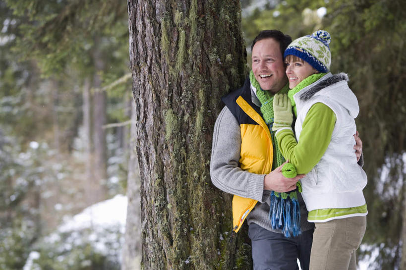 西方人,中年人,两个人,家庭,夫妻,站,抱,笑,微笑,露齿笑,横图,室外,白天,正面,爱情,树林,雪,植物,大雪,帽子,欧洲,欧洲人,服装,积雪,雪景,冬季,冬天,浪漫,注视,树,树木,衣服,绿色,自然,手套,观察,看,站着,温暖,温馨,一家人,恩爱,寒冷,恋人,服饰,生长,成长,抱着,观看,保暖,和睦,察看,搂着,御寒,关注,滑雪服,棉帽,严寒,竞技服,旅游服,冬装,男人,男性,女人,女性,中年男性,中年女性,白种人,夫妇,情侣,搂,搂抱,站立,半身,彩图,伴侣,融洽