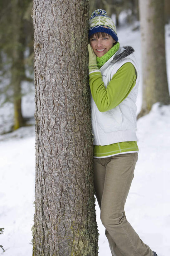 西方人,一个人,站,笑,摸,微笑,竖图,室外,白天,侧面,树林,雪,植物,大雪,帽子,欧洲,欧洲人,仅一个女性,仅一个人,抚摸,服装,装饰,积雪,雪景,冬季,冬天,注视,树,树木,衣服,绿色,自然,手套,围巾,观察,看,靠,靠着,站着,仅一个中年女性,温暖,棉衣,寒冷,服饰,生长,成长,围脖,观看,保暖,华丽,点缀,察看,御寒,关注,棉袄,衬托,美观,雅致,雅观,棉帽,严寒,棉服,冬装,女人,女性,中年女性,白种人,触摸,接触,站立,半身,彩图,袄子,棉被服