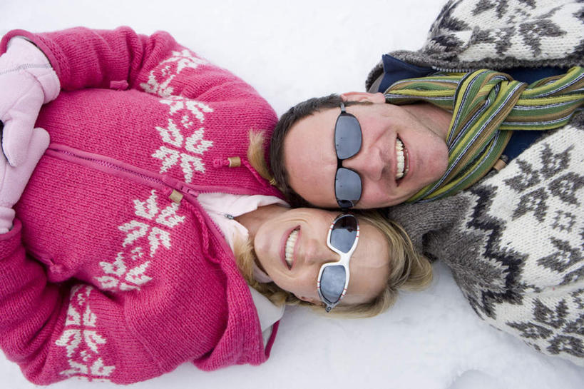 西方人,中年人,两个人,家庭,夫妻,躺,笑,微笑,露齿笑,横图,俯视,室外,白天,爱情,安全,雪,大雪,欧洲,欧洲人,服装,装饰,眼镜,积雪,雪景,冬季,冬天,防护,浪漫,注视,衣服,手套,围巾,观察,看,温暖,温馨,一家人,棉衣,恩爱,寒冷,恋人,服饰,围脖,观看,保暖,护目镜,保护,华丽,点缀,和睦,察看,御寒,关注,滑雪镜,保险,棉袄,保全,周全,安稳,安定,衬托,美观,雅致,雅观,严寒,安全防护眼镜,棉服,卧着,冬装,平安,男人,男性,女人,女性,中年男性,中年女性,白种人,夫妇,情侣,躺着,卧,半身,彩图,高角度拍摄,袄子,棉被服,雪镜,伴侣,融洽,防护眼镜