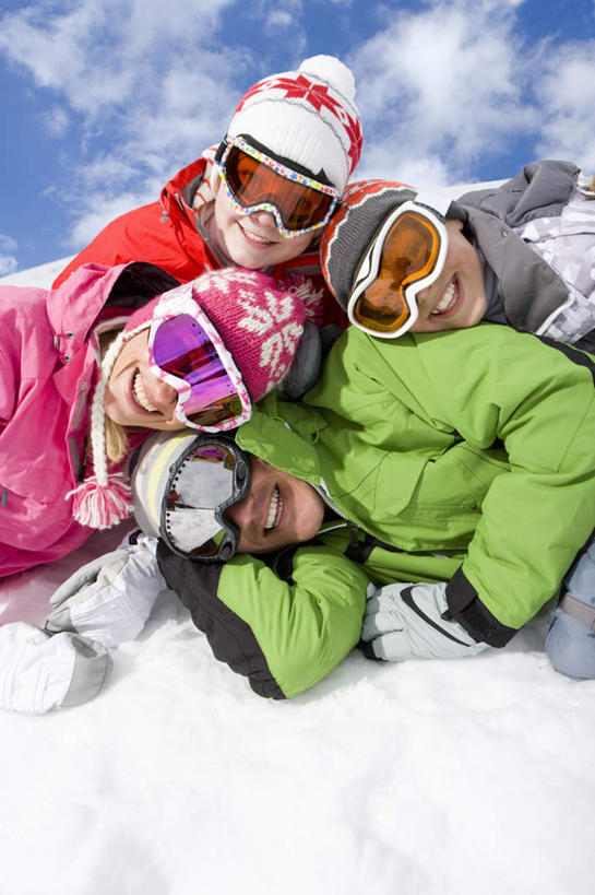 西方人,儿童,中年人,四个人,家庭,夫妻,母亲,父亲,女儿,儿子,躺,抱,笑,微笑,露齿笑,竖图,室外,白天,正面,爱情,纯洁,安全,雪,大雪,欧洲,欧洲人,阴影,服装,装饰,光线,眼镜,影子,积雪,雪景,云,云朵,冬季,冬天,防护,浪漫,云彩,注视,小孩,衣服,蓝色,白云,蓝天,天空,阳光,手套,围巾,天,观察,看,温暖,温馨,父女,父子,母女,母子,一家人,棉衣,恩爱,父爱,寒冷,可爱,母爱,童年,童趣,恋人,服饰,晴朗,围脖,抱着,观看,保暖,护目镜,保护,华丽,点缀,和睦,察看,搂着,御寒,关注,滑雪镜,保险,童真,烂漫,无邪,棉袄,保全,周全,安稳,安定,衬托,美观,雅致,雅观,严寒,安全防护眼镜,棉服,卧着,冬装,平安,天真,男孩,男人,男性,女孩,女人,女性,中年男性,中年女性,白种人,孩子,夫妇,情侣,晴空,搂,躺着,卧,半身,彩图,袄子,棉被服,雪镜,伴侣,融洽,防护眼镜,男生,女生