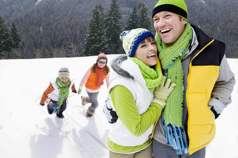 西方人,儿童,中年人,四个人,家庭,夫妻,母亲,父亲,女儿,儿子,走,抱,笑,微笑,露齿笑,横图,室外,白天,正面,爱情,纯洁,树林,雪,植物,大雪,帽子,欧洲,欧洲人,奔驰,服装,装饰,积雪,雪景,冬季,冬天,浪漫,注视,树,树木,小孩,衣服,绿色,自然,手套,围巾,奔跑,观察,看,温暖,温馨,父女,父子,母女,母子,一家人,棉衣,恩爱,父爱,寒冷,可爱,母爱,童年,童趣,恋人,服饰,生长,成长,围脖,抱着,观看,保暖,华丽,点缀,和睦,察看,搂着,御寒,关注,手插袋,单手插袋,童真,烂漫,无邪,棉袄,单手抄兜,单手放兜,衬托,美观,雅致,雅观,棉帽,严寒,棉服,冬装,天真,男孩,男人,男性,女孩,女人,女性,中年男性,中年女性,白种人,孩子,夫妇,情侣,步行,插兜,搂,散步,手插兜,手放口袋,走路,彩图,全身,袄子,棉被服,伴侣,融洽,男生,女生,手抄兜