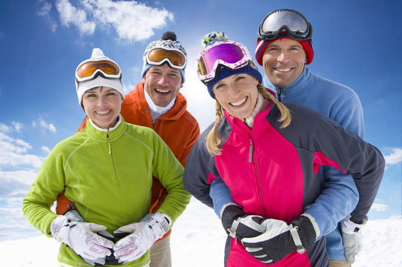 西方人,中年人,四个人,家庭,夫妻,伙伴,朋友,站,抱,笑,微笑,露齿笑,横图,室外,白天,正面,爱情,友谊,安全,山,雪,雪山,大雪,帽子,欧洲,欧洲人,阴影,光线,眼镜,影子,冰,积雪,山峰,雪景,云,云朵,冬季,冬天,防护,山峦,浪漫,云彩,注视,红色,蓝色,绿色,白云,蓝天,天空,阳光,天,观察,看,站着,温暖,温馨,一家人,橙色,恩爱,寒冷,恋人,晴朗,抱着,观看,护目镜,保护,和睦,察看,冰冷,搂着,关注,滑雪镜,保险,保全,周全,安稳,安定,棉帽,严寒,冰凉,酷寒,凛冽,凛凛,极冷,安全防护眼镜,平安,友情,男人,男性,女人,女性,中年男性,中年女性,白种人,夫妇,情侣,晴空,搂,搂抱,站立,半身,彩图,雪镜,伴侣,融洽,防护眼镜