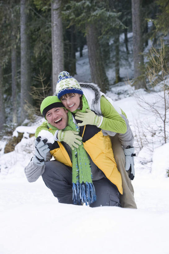 西方人,中年人,背,两个人,家庭,夫妻,蹲,举,笑,微笑,露齿笑,竖图,室外,白天,正面,爱情,游戏,树林,雪,植物,大雪,帽子,欧洲,欧洲人,握,装饰,积雪,雪景,冬季,冬天,浪漫,拿,玩,拿着,注视,娱乐,树,树木,绿色,自然,围巾,背着,观察,看,托,休闲,温暖,温馨,一家人,恩爱,寒冷,握着,恋人,生长,成长,围脖,观看,活动,保暖,华丽,点缀,和睦,察看,雪球,御寒,发泄,关注,消遣,智力,宣泄,衬托,美观,雅致,雅观,棉帽,严寒,背负,男人,男性,女人,女性,中年男性,中年女性,白种人,夫妇,情侣,蹲着,举起,举手,举着,玩耍,嬉戏,向上举,向上伸,向上托,半身,彩图,伴侣,融洽