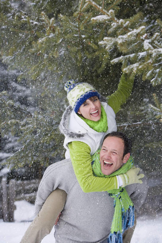 西方人,中年人,背,两个人,家庭,夫妻,站,笑,微笑,露齿笑,竖图,室外,白天,正面,爱情,树林,雪,植物,大雪,帽子,欧洲,欧洲人,装饰,积雪,雪景,冬季,冬天,浪漫,注视,树,树木,绿色,自然,围巾,背着,观察,看,站着,温暖,温馨,一家人,恩爱,寒冷,恋人,生长,成长,围脖,观看,保暖,华丽,点缀,和睦,察看,御寒,关注,衬托,美观,雅致,雅观,棉帽,严寒,背负,男人,男性,女人,女性,中年男性,中年女性,白种人,夫妇,情侣,站立,半身,彩图,伴侣,融洽