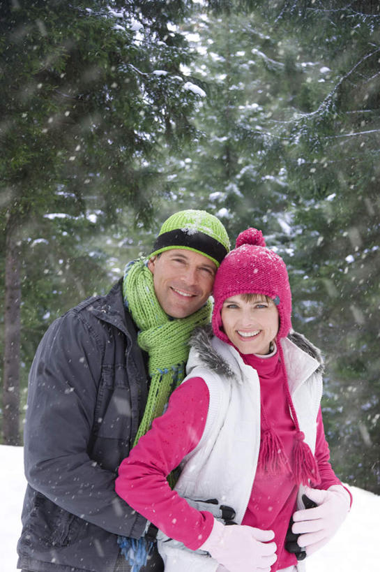 西方人,中年人,两个人,家庭,夫妻,站,抱,笑,微笑,露齿笑,竖图,室外,白天,正面,爱情,树林,雪,植物,大雪,帽子,欧洲,欧洲人,服装,积雪,雪景,冬季,冬天,浪漫,注视,树,树木,衣服,绿色,自然,手套,观察,看,站着,温暖,温馨,一家人,棉衣,恩爱,寒冷,恋人,服饰,生长,成长,抱着,观看,保暖,和睦,察看,搂着,御寒,关注,棉袄,棉帽,严寒,棉服,冬装,男人,男性,女人,女性,中年男性,中年女性,白种人,夫妇,情侣,搂,搂抱,站立,半身,彩图,袄子,棉被服,伴侣,融洽