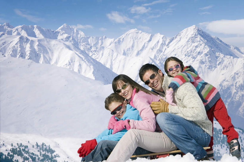 西方人,儿童,中年人,背,四个人,家庭,夫妻,母亲,父亲,女儿,儿子,坐,抱,笑,微笑,露齿笑,横图,室外,白天,侧面,爱情,纯洁,山,雪,雪山,大雪,欧洲,欧洲人,阴影,服装,光线,墨镜,眼镜,影子,冰,积雪,山峰,雪景,云,云朵,冬季,冬天,山峦,浪漫,云彩,注视,休闲装,小孩,衣服,蓝色,白云,蓝天,天空,阳光,太阳镜,太阳眼镜,天,背着,观察,看,休闲,温暖,温馨,父女,父子,母女,母子,一家人,休闲服,遮阳镜,恩爱,父爱,寒冷,可爱,母爱,童年,童趣,恋人,服饰,晴朗,抱着,观看,和睦,察看,冰冷,搂着,关注,童真,烂漫,无邪,严寒,冰凉,酷寒,凛冽,凛凛,极冷,背负,天真,男孩,男人,男性,女孩,女人,女性,中年男性,中年女性,白种人,孩子,夫妇,情侣,晴空,搂,搂抱,坐着,半身,彩图,伴侣,融洽,男生,女生